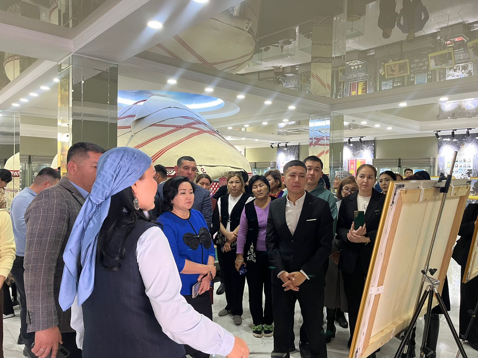 Read more about the article «ТҮРКІСТАН. МЫҢЖЫЛДЫҚТАР СӘУЛЕСІ» РЕСПУБЛИКАЛЫҚ КӨШПЕЛІ КӨРМЕСІ АШЫЛДЫ