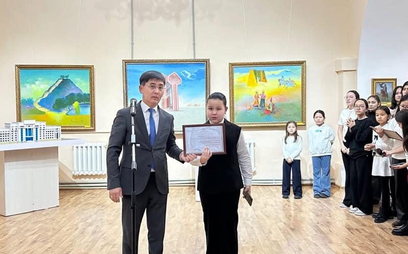 Read more about the article Салихитдин Айтбаев атындағы көркемсурет галереясында Халықаралық суретшілер күніне орай жас суретшілердің шығармашылығына арналған Sofi Art Studio-сының ұйымдастыруымен мәдени шара өтті.